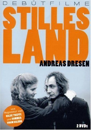 Stilles Land. In der norddeutschen Provinz im Herbst 1989 in der untergehenden DDR probt das Ensemble eines Kleinstadttheaters in Anklam das Stück Warten auf Godot. Der junge Regisseur Kai Finke kommt voller Enthusiasmus an das Theater, um das Stück zu inszenieren und stößt auf desillusionierte Schauspieler. Während einige Mitglieder des Theaters über die offene ungarische Grenze in den Westen gehen, versuchen andere das Land zu reformieren und schreiben eine Petition an Erich Honecker. Der Intendant Walz, dem der Brief anvertraut wird, hat aber erst den Mut, das Schreiben abzuschicken, als Egon Krenz an die Macht kommt und keine Gefahr mehr droht.  Selbst nach dem Fall der Mauer gelingt es der Gruppe nicht, aus der Provinz auszubrechen, nur Claudia, die junge Assistentin, in die sich Kai verliebt hat, bricht in den Westen auf und kehrt mit einem Hamburger Schauspieler zurück, der der Gruppe verspricht, sie ganz groß herauszubringen. Obwohl seine angekündigte Hilfe sich schnell als heiße Luft erweist, spielt das Ensemble motiviert wie nie zuvor, allerdings ohne großen Erfolg.  Claudia verlässt das Theater in Richtung Hamburg, Kai bleibt voller Hoffnung zurück. FSK: 0, 98 Min., Deutschland 1992, Regie: Andreas Dresen.