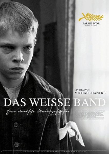 Das weiße Band – Eine deutsche Kindergeschichte Das weiße Band – Eine deutsche Kindergeschichte ist ein Kinofilm des österreichischen Regisseurs Michael Haneke aus dem Jahr 2009. Die Handlung des Schwarzweißfilms ist im Jahr vor Beginn des Ersten Weltkriegs in Norddeutschland angesiedelt und schildert mysteriöse Vorfälle im fiktiven Dorf Eichwald. Der Film verdeutlicht das bedrückende, insbesondere für die Heranwachsenden traumatisierende soziale und zwischenmenschliche Klima der damaligen Zeit, das selbst im engen Familienkreis von Unterdrückung und Verachtung, Misshandlung und Missbrauch sowie Frustration und emotionaler Distanz geprägt ist. Er wirft einen kritischen Blick auf den sittenstrengen Protestantismus und fragt letztendlich danach, ob die gezeigte Art des Aufwachsens womöglich dem Nationalsozialismus den Weg bereitet hat. FSK: 12, 144 Min., AT/DE/FR/IT 2009, Regie: Michael Haneke.