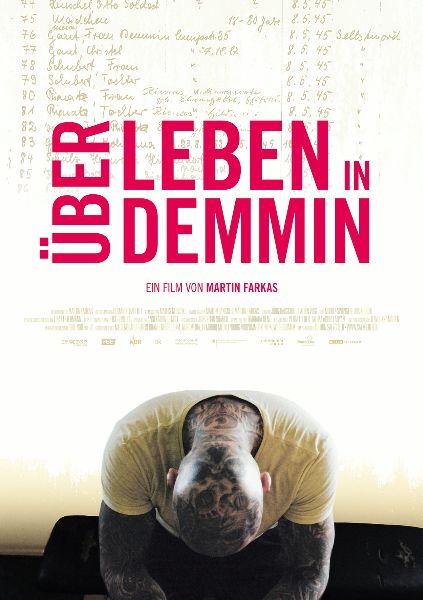 Über Leben in Demmin. Im Frühjahr 1945 wird Demmin, eine Kreisstadt in Pommern, zum Ort einer furchtbaren Tragödie: Während die Rote Armee in die Stadt einrückt und – ebenso wie Einwohner und Flüchtlinge – nicht weiter kommt, weil die Brücken nach Westen und Norden gesprengt wurden, nehmen sich fast tausend Einwohner und auch Flüchtlinge das Leben. In der tagelang brennenden Stadt schneiden sich Einwohner die Pulsadern auf, vergiften oder erschießen sich; Eltern töten erst ihre Kinder und dann sich selbst, ganze Familien gehen mit Steinen beschwert ins Wasser. Bis zur Wende wurden die konkreten Umstände dieses beispiellosen Massensuizids in Demmin totgeschwiegen. Bis heute ist die Opferzahl der kollektiven Panik nur annähernd bekannt. FSK: 12, 90 Min., Deutschland 2017, Regie: Martin Farkas.