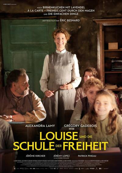Louise und die Schule der Freiheit. Frankreich, Ende des 19. Jahrhunderts. Louise Violet (Alexandra Lamy), eine Lehrerin aus Paris, wird aufs Land geschickt, um eine Schule zu eröffnen. Auch Kinder aus Bauernfamilien sollen in der Republik lesen und schreiben lernen – so will es das Gesetz. Doch das Landleben sieht anders aus. Die Kinder werden als Erntehelfer gebraucht, um das Überleben ihrer Familien zu sichern. Louise Violet stößt mit ihren Bildungsidealen nur auf Unverständnis. Doch obwohl sich zunächst keines der Dorfkinder im Klassenzimmer blicken lässt, bleibt sie standhaft. Das imponiert Bürgermeister Joseph (Grégory Gadebois), der die geheimnisvolle Außenseiterin nicht nur für ihre Intelligenz bewundert. Mit seiner Unterstützung gelingt es, die skeptischen Eltern umzustimmen. Doch in Louise Violets Vergangenheit gibt es ein tragisches Geheimnis, das bald ans Licht kommen wird und ihren Kampf für Bildungsgerechtigkeit in Frage stellt. FSK: 12, 109 Min., Frankreich 2025, Regie: Éric Besnard.