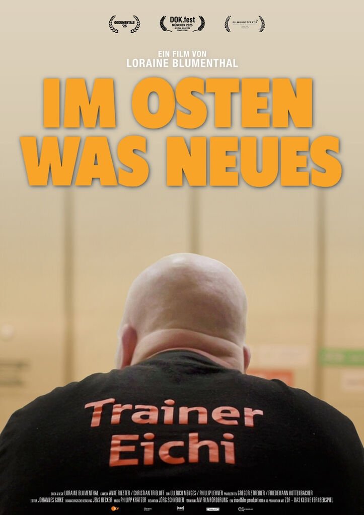 Im Osten was neues. Wenn Fußballtrainer Thomas „Eichi“ Eichstätt mit seiner Mannschaft aus Torgelow bei Turnieren auftaucht, fallen sie sofort auf. Der große, kräftige Mann mit Glatze, Tattoos und  Stimme, die über das ganze Feld hallt, trainiert vor allem Geflüchtete.  Auf dem Rasen sind die jungen Erwachsenen ganz im Hier und Jetzt. Doch abseits des Spielfeldes holt sie ihre Vergangenheit und Sehnsucht nach Heimat ein. Jobsuche, Fremdenfeindlichkeit und die Suche nach Zugehörigkeit sind für sie zusätzliche harte Lebensrealität. Für viele der Spieler ist „Eichi“ Bezugsperson und Freund. Aber auch er blickt auf ein früheres, dunkles Leben als Rechtsextremist.   Der abendfüllende Dokumentarfilm zeigt mal humorvoll und leicht, mal tiefsinnig und ungeschönt ihre Lebenswege, die gegensätzlicher nicht sein könnten. 82 Min., Deutschland 2025, Regie: Loraine Blumenthal.