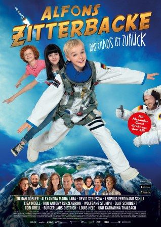Alfons Zitterbacke - Das Chaos ist zurück Der bekannteste und liebenswerteste Pechvogel kehrt zurück auf die Leinwand. Die Neuverfilmung nach Motiven des gleichnamigen kultigen Kinderbuchklassikers ist eine freche und witzige Komödie über Freundschaft, den Weltraum, Väter und Söhne und die besten Anleitungen zum Raketenbauen.  Alfons Zitterbacke, geschaffen bereits in den 50er Jahren, ist eine Kinderbuch- und Identifikationsfigur für viele Generationen der ehemaligen DDR – ein keckes Stehaufmännchen mit großem Herz und Witz, das sich von Nichts und Niemanden unterkriegen lässt. Alfons‘ Figur des unangepassten Kindes ist in dieser Form einmalig in Deutschland und in seiner Bedeutung nur vergleichbar mit skandinavischen Kinderbuchhelden wie „Michel aus Lönneberga“ oder „Pippi Langstrumpf“. FSK: 0, 88 Min., Deutschland 2019, Regie: Mark Schlichter.