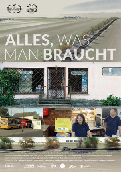 Alles, was man braucht Was brauchen wir für ein gutes Leben? Nicht viel, meinen die beiden Dorfladenbesitzer aus Delve in Dithmarschen. Etwas zum Essen, zum Trinken, und die Freiheit, sich Zeit zu nehmen für das, was man gerade tut. Zusammen haben sie einen Dorfladen aufgemacht – ein 40 qm großes, lebensfrohes Universum aus regionalem Gemüse, sorgfältig arrangierten Regalen, Klönschnack und Zusammenhalt. Und eine Insel in einem Meer aus Discountern, die die kleinen Läden auf dem Land schon lange verdrängt haben.  Zwei Jahre lang reisen wir durch nord- und ostdeutsche Dörfer und erzählen von Menschen, die im Vakuum fast verloren gegangener Traditionen etwas Neues wagen: Eine ehemalige Verkaufsstellenleiterin rettet ihren alten Konsum durch die Zeit, ein weitgereister Koch wird Leiter eines kleinen Lebensmittelmarktes, eine Höfegemeinschaft mit Bioladen entwickelt auf einer alten LPG Lösungen für eine nachhaltige und gerechte Welt, ein Bürgermeister baut einen Verkaufsautomaten und ein Supermarktbesitzer übernimmt die aufwändige Versorgung der Halligleute im Wattenmeer.  Ein Film mit stillen, kraftvollen Bildern, poetischen Animationen und besonderer Musik (Klavier, Klarinette und Radgeige) und vor allem: ein leidenschaftliches Plädoyer für Orte, an denen man sich begegnen und austauschen kann.  Internationale Hofer Filmtage 2021, Nordische Filmtage Lübeck 2021,  dokumentART Neubrandenburg 2021. FSK: 0, 98 Min., Deutschland 2021, Regie: Antje Hubert.